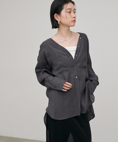 LARUTA（ラルータ）の「【LARUTA】2WAYVネックスキッパーシャツ（シャツ/ブラウス・レディース・ベージュ/サックスブルー/チャコールグレー/オフホワイト・FREE）」の18枚目の写真