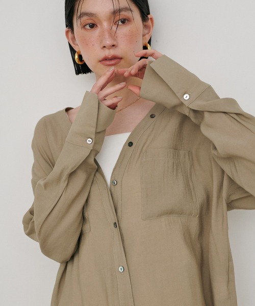 LARUTA（ラルータ）の「【LARUTA】2WAYVネックスキッパーシャツ（シャツ/ブラウス・レディース・ベージュ/サックスブルー/チャコールグレー/オフホワイト・FREE）」の22枚目の写真