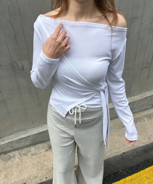 4INT.(フォイント)の「カシュクール ラウンド 長袖 Tシャツ(Tシャツ/カットソー・レディース・グレー/ホワイト/ブラック・FREE)」の11枚目の写真