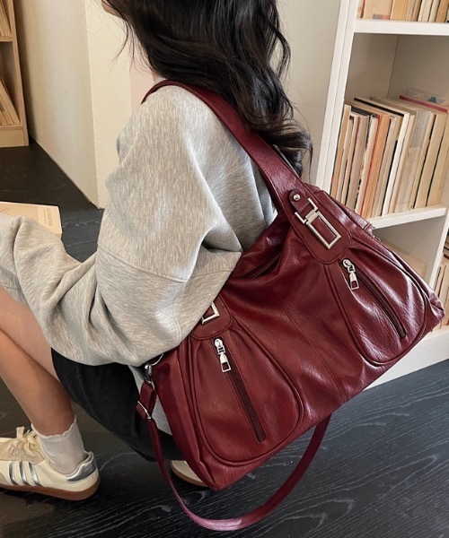 Teem Store(チームストア)の「【大容量◎/2WAY】フロントジップポケットショルダーバッグ(ショルダーバッグ・レディース・ダークブラウン/ブラウン/レッド/アイボリー/ブラック・F)」の1枚目の写真