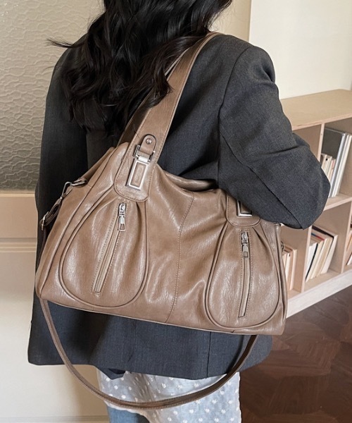 Teem Store(チームストア)の「【大容量◎/2WAY】フロントジップポケットショルダーバッグ(ショルダーバッグ・レディース・ダークブラウン/ブラウン/レッド/アイボリー/ブラック・F)」の9枚目の写真