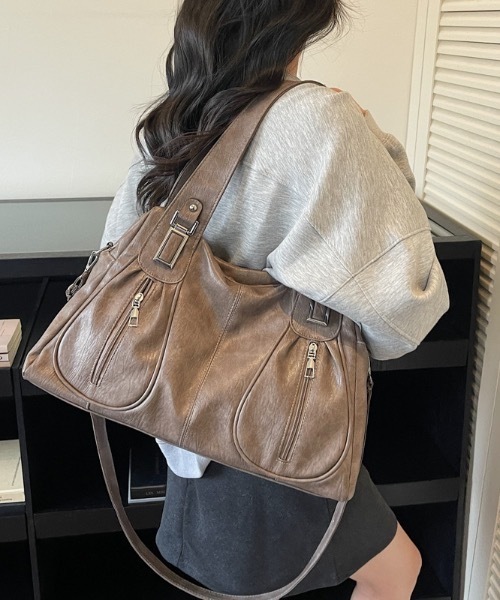Teem Store(チームストア)の「【大容量◎/2WAY】フロントジップポケットショルダーバッグ(ショルダーバッグ・レディース・ダークブラウン/ブラウン/レッド/アイボリー/ブラック・F)」の8枚目の写真