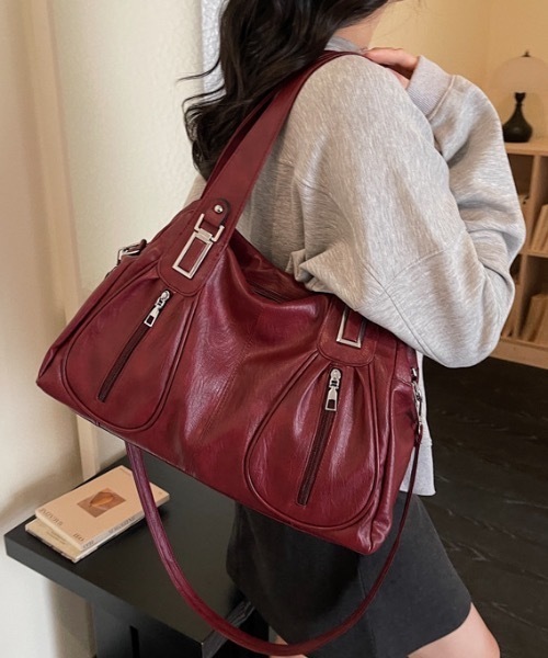 Teem Store(チームストア)の「【大容量◎/2WAY】フロントジップポケットショルダーバッグ(ショルダーバッグ・レディース・ダークブラウン/ブラウン/レッド/アイボリー/ブラック・F)」の6枚目の写真
