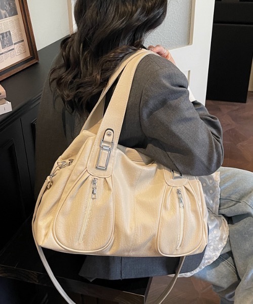 Teem Store(チームストア)の「【大容量◎/2WAY】フロントジップポケットショルダーバッグ(ショルダーバッグ・レディース・ダークブラウン/ブラウン/レッド/アイボリー/ブラック・F)」の13枚目の写真