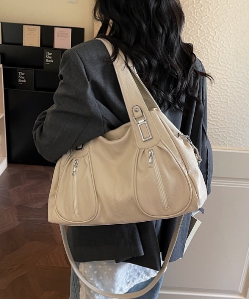 Teem Store(チームストア)の「【大容量◎/2WAY】フロントジップポケットショルダーバッグ(ショルダーバッグ・レディース・ダークブラウン/ブラウン/レッド/アイボリー/ブラック・F)」の14枚目の写真