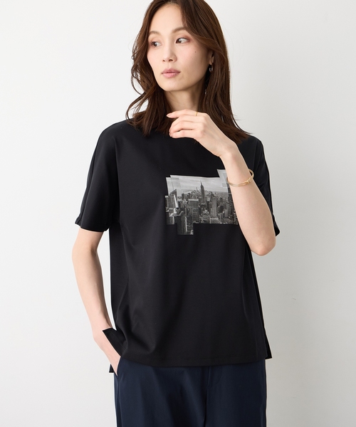 A/C DESIGN BY ALPHA CUBIC(エーシーデザインバイアルファキュービック)の「タウンフォトスムースTシャツ【すごツヤ・接触冷感・UVカット】(Tシャツ/カットソー・レディース・ブラック/ライトグレー・M/L/LL)」の1枚目の写真