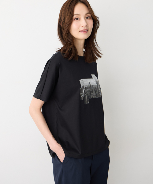A/C DESIGN BY ALPHA CUBIC(エーシーデザインバイアルファキュービック)の「タウンフォトスムースTシャツ【すごツヤ・接触冷感・UVカット】(Tシャツ/カットソー・レディース・ブラック/ライトグレー・M/L/LL)」の3枚目の写真
