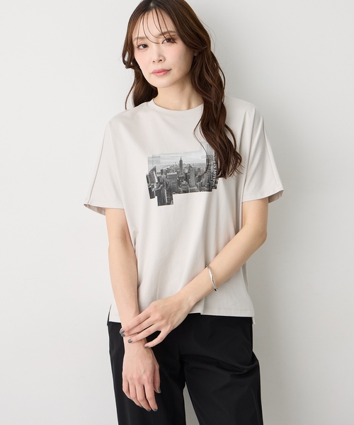 A/C DESIGN BY ALPHA CUBIC(エーシーデザインバイアルファキュービック)の「タウンフォトスムースTシャツ【すごツヤ・接触冷感・UVカット】(Tシャツ/カットソー・レディース・ブラック/ライトグレー・M/L/LL)」の2枚目の写真