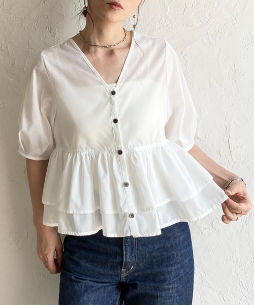 She's Closet(シーズクローゼット)の「前後2way半袖ショート丈 パフスリーブ フリルティアード ペプラム ブラウス(シャツ/ブラウス・レディース・ホワイト/ブラック/ブルー・FREE)」の1枚目の写真