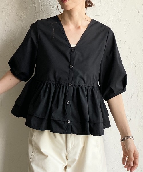 She's Closet(シーズクローゼット)の「前後2way半袖ショート丈 パフスリーブ フリルティアード ペプラム ブラウス(シャツ/ブラウス・レディース・ホワイト/ブラック/ブルー・FREE)」の2枚目の写真
