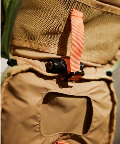 UNIVERSAL OVERALL(ユニバーサルオーバーオール)の「UNIVERSAL OVERALL / UOD / 3WAY OSANPO BAG / お散歩バッグ(ウエスト・ショルダー・ボディバッグ)(ボディバッグ/ウエストポーチ・キッズ・グリーン系その他2/ブラック・F)」の11枚目の写真