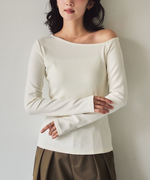NEUNA(ヌナ)の「【さりげなく肌を覗かせて、いつもの私を少しだけ特別に】 ワンショルリブトップス(Tシャツ/カットソー・レディース・アイボリー/ブラック・FREE)」の2枚目の写真