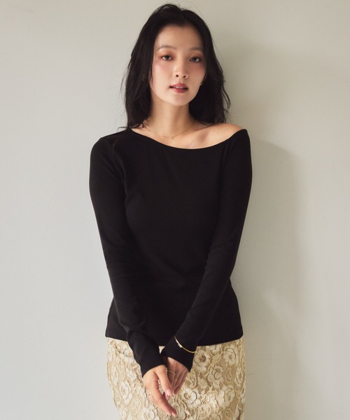 NEUNA(ヌナ)の「【さりげなく肌を覗かせて、いつもの私を少しだけ特別に】 ワンショルリブトップス(Tシャツ/カットソー・レディース・アイボリー/ブラック・FREE)」の4枚目の写真