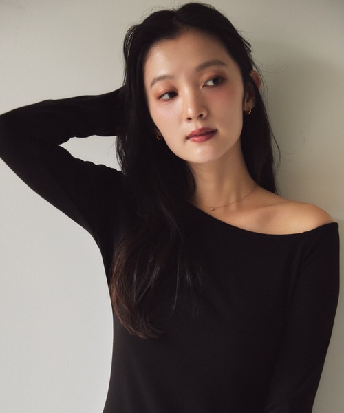 NEUNA(ヌナ)の「【さりげなく肌を覗かせて、いつもの私を少しだけ特別に】 ワンショルリブトップス(Tシャツ/カットソー・レディース・アイボリー/ブラック・FREE)」の5枚目の写真