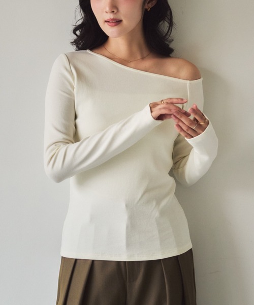 NEUNA(ヌナ)の「【さりげなく肌を覗かせて、いつもの私を少しだけ特別に】 ワンショルリブトップス(Tシャツ/カットソー・レディース・アイボリー/ブラック・FREE)」の13枚目の写真