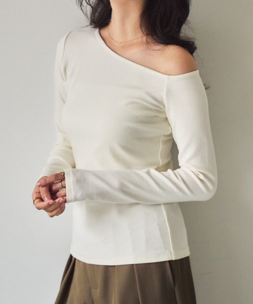 NEUNA(ヌナ)の「【さりげなく肌を覗かせて、いつもの私を少しだけ特別に】 ワンショルリブトップス(Tシャツ/カットソー・レディース・アイボリー/ブラック・FREE)」の17枚目の写真