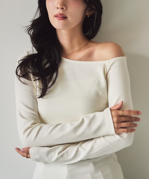 NEUNA(ヌナ)の「【さりげなく肌を覗かせて、いつもの私を少しだけ特別に】 ワンショルリブトップス(Tシャツ/カットソー・レディース・アイボリー/ブラック・FREE)」の16枚目の写真