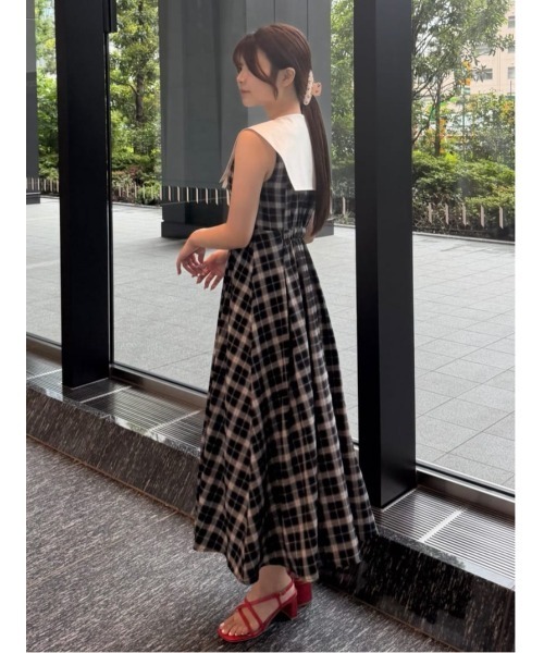 REDYAZEL(レディアゼル)の「セーラーカラーチェックノースリフレアロングワンピース(ワンピース・レディース・ネイビー/ブラック/レッド・FREE)」の8枚目の写真