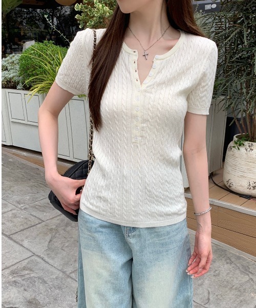 LUCPY(ラクピー)の「ケーブル編みヘンリーネックリブニットトップス(ニット/セーター・レディース・グレー/ホワイト/ピンク・FREE)」の2枚目の写真