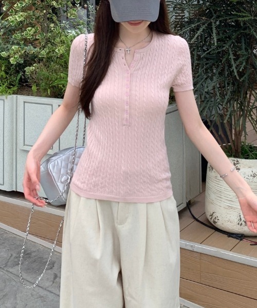 LUCPY(ラクピー)の「ケーブル編みヘンリーネックリブニットトップス(ニット/セーター・レディース・グレー/ホワイト/ピンク・FREE)」の7枚目の写真