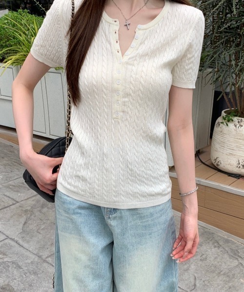 LUCPY(ラクピー)の「ケーブル編みヘンリーネックリブニットトップス(ニット/セーター・レディース・グレー/ホワイト/ピンク・FREE)」の4枚目の写真