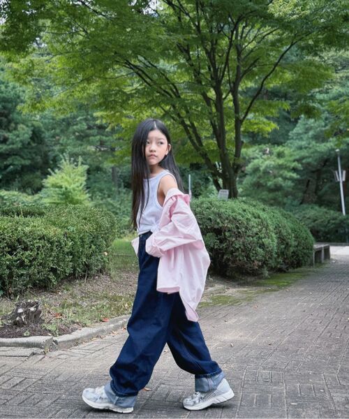 MUSINSA STANDARD KIDS（ムシンサスタンダードキッズ）の「カーブデニムパンツ [ディープインディゴ]（デニムパンツ・レディース・その他・120/130/140/150/160）」の2枚目の写真