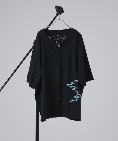 Open‑collar printed T‑shirt — футболка с открытым воротником и принтом 'Opal Asort'