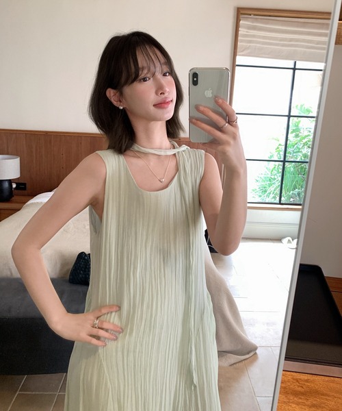 Girly Doll(ガーリードール)の「ノースリーブランダムプリーツロングワンピース チョーカータイ付き(ワンピース・レディース・グリーン/ホワイト・FREE)」の3枚目の写真
