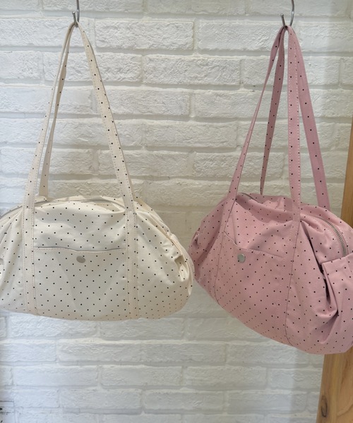 LETee(レティー)の「大人可愛いドット柄がアクセント♪たっぷり収納できるトレンドボストンバッグ(ボストンバッグ・レディース・ブラック/ピンク/アイボリー・FREE)」の13枚目の写真