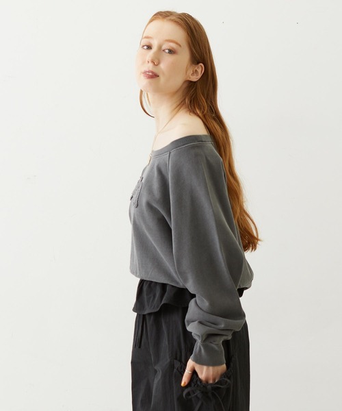 MILKFED.(ミルクフェド)の「WASHED OFF SHOULDER TOP(スウェット・レディース・オリーブ/パープル/チャコール・ONE SIZE)」の8枚目の写真