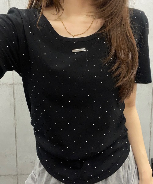 ROGER AND RAW(ロジャーアンドロウ)の「サイドギャザー ラインストーンTシャツ(Tシャツ/カットソー・レディース・ホワイト/ブラック/グレー・FREE)」の1枚目の写真