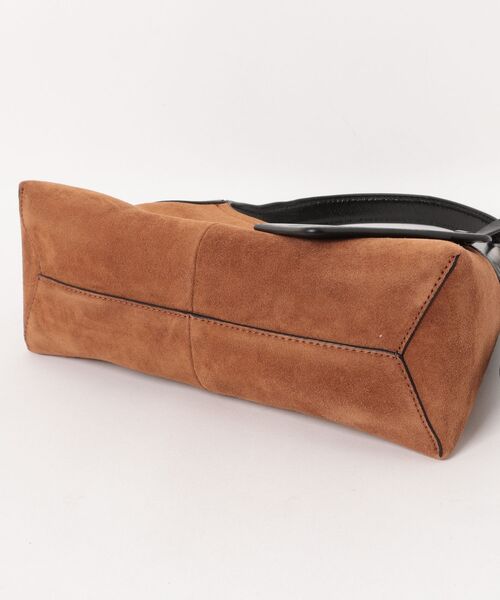 MARC JACOBS（マークジェイコブス）の「THE SUEDE SMALL BELTED SACK BAG/ザ スエード ベルテッド サック バッグ（ショルダーバッグ・レディース・ブラウン・ONE SIZE）」の7枚目の写真