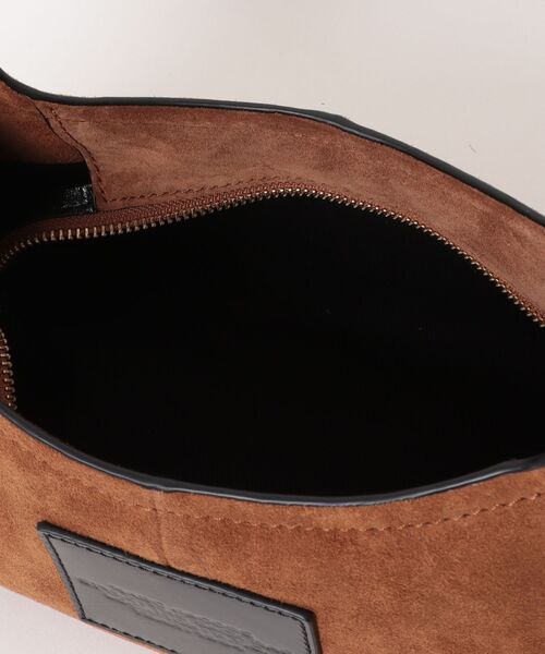MARC JACOBS（マークジェイコブス）の「THE SUEDE SMALL BELTED SACK BAG/ザ スエード ベルテッド サック バッグ（ショルダーバッグ・レディース・ブラウン・ONE SIZE）」の8枚目の写真