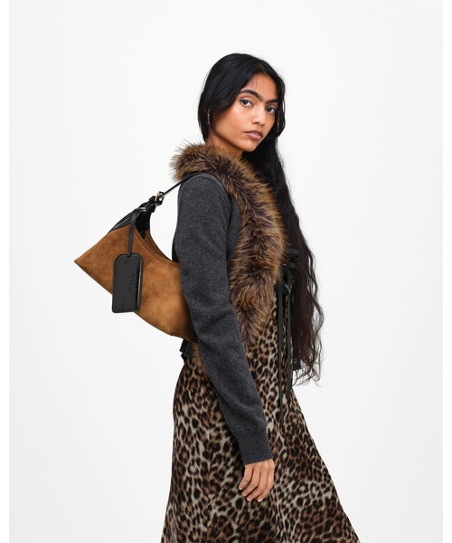 MARC JACOBS（マークジェイコブス）の「THE SUEDE SMALL BELTED SACK BAG/ザ スエード ベルテッド サック バッグ（ショルダーバッグ・レディース・ブラウン・ONE SIZE）」の2枚目の写真