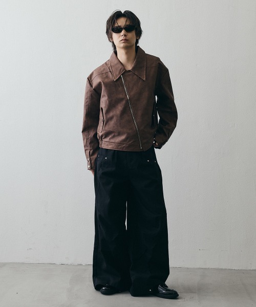 Shoowtime(ショウタイム)の「Asymmetrical Diagonal-Zip Faux Leather Jacket / アシンメトリーダイアゴナルジップ フェイクレザージャケット(その他アウター・メンズ・グレー/ブラウン・MEDIUM/X-LARGE/LARGE)」の4枚目の写真