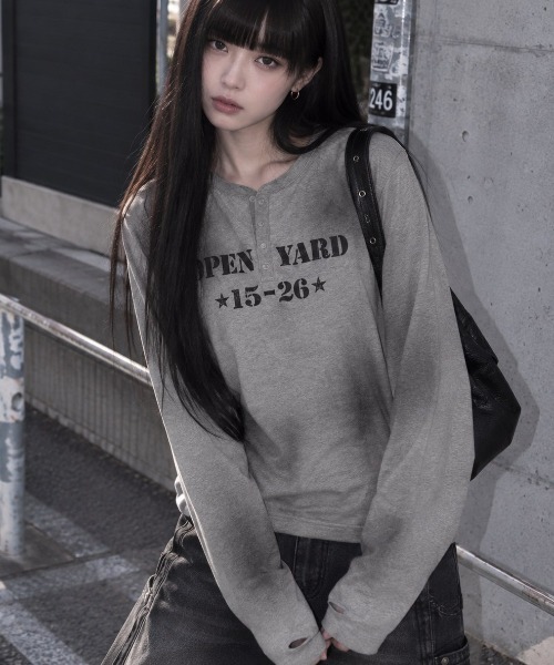 Openyard(オープンヤード)の「『Openyard/オープンヤード』 DIRTY STENCIL HENLEY LONG SLEEVE TEE/ダーティステンシルヘンリー長袖シャツ(Tシャツ/カットソー・メンズ・グレー/ホワイト/ブラック・M/S/L)」の3枚目の写真