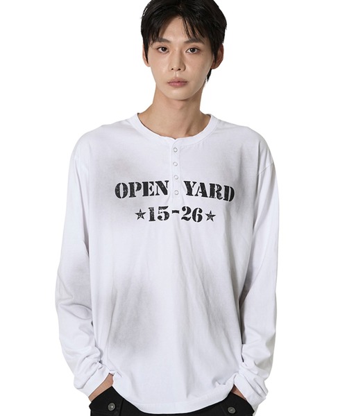 Openyard(オープンヤード)の「『Openyard/オープンヤード』 DIRTY STENCIL HENLEY LONG SLEEVE TEE/ダーティステンシルヘンリー長袖シャツ(Tシャツ/カットソー・メンズ・グレー/ホワイト/ブラック・M/S/L)」の2枚目の写真