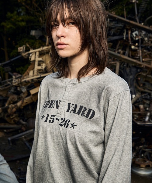 Openyard(オープンヤード)の「『Openyard/オープンヤード』 DIRTY STENCIL HENLEY LONG SLEEVE TEE/ダーティステンシルヘンリー長袖シャツ(Tシャツ/カットソー・メンズ・グレー/ホワイト/ブラック・M/S/L)」の4枚目の写真