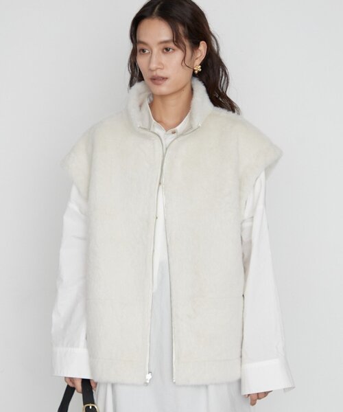 LOUNGEDRESS(ラウンジドレス)の「《2WAYで着こなせる》リバーシブルフェイクムートンジレ(ベスト・レディース・オフホワイト・FREE)」の2枚目の写真