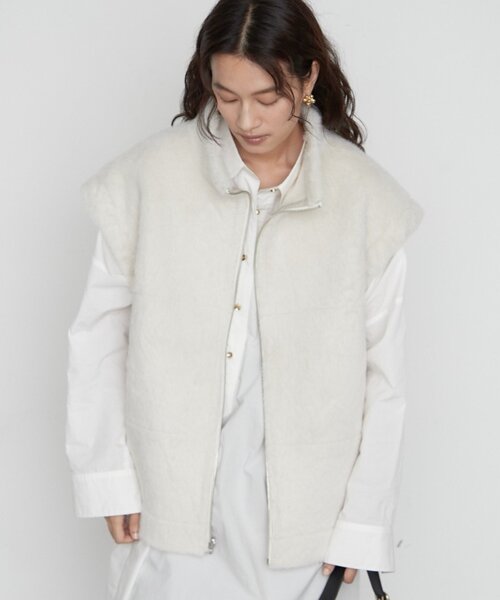 LOUNGEDRESS(ラウンジドレス)の「《2WAYで着こなせる》リバーシブルフェイクムートンジレ(ベスト・レディース・オフホワイト・FREE)」の3枚目の写真