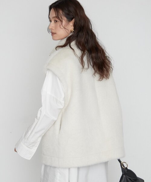LOUNGEDRESS(ラウンジドレス)の「《2WAYで着こなせる》リバーシブルフェイクムートンジレ(ベスト・レディース・オフホワイト・FREE)」の4枚目の写真