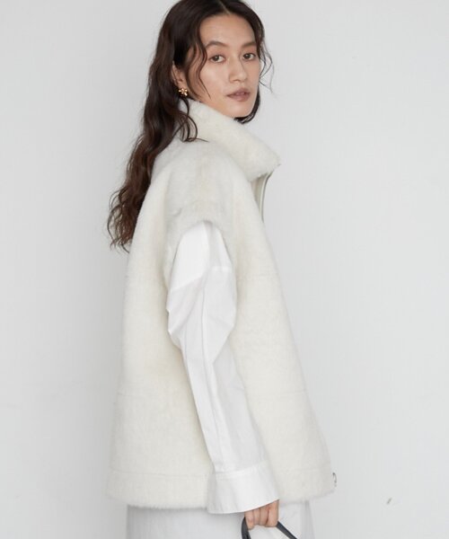 LOUNGEDRESS(ラウンジドレス)の「《2WAYで着こなせる》リバーシブルフェイクムートンジレ(ベスト・レディース・オフホワイト・FREE)」の5枚目の写真