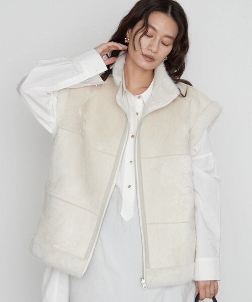LOUNGEDRESS(ラウンジドレス)の「《2WAYで着こなせる》リバーシブルフェイクムートンジレ(ベスト・レディース・オフホワイト・FREE)」の6枚目の写真