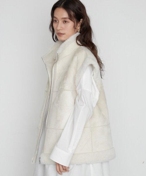 LOUNGEDRESS(ラウンジドレス)の「《2WAYで着こなせる》リバーシブルフェイクムートンジレ(ベスト・レディース・オフホワイト・FREE)」の8枚目の写真