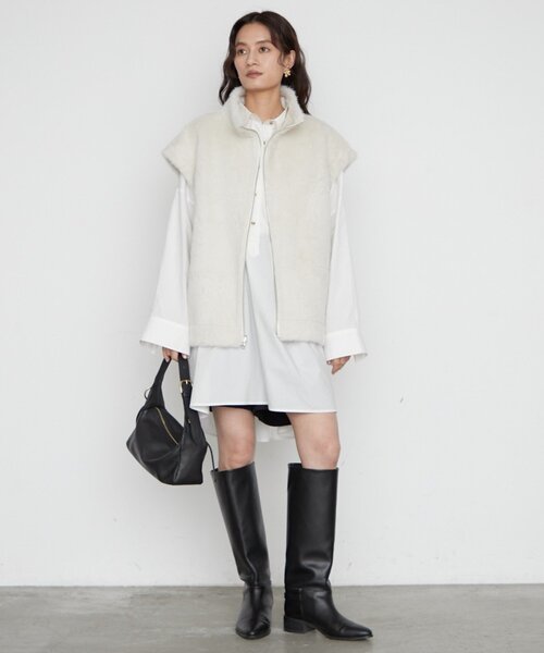 LOUNGEDRESS(ラウンジドレス)の「《2WAYで着こなせる》リバーシブルフェイクムートンジレ(ベスト・レディース・オフホワイト・FREE)」の11枚目の写真