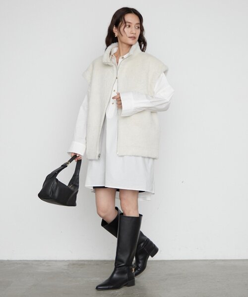 LOUNGEDRESS(ラウンジドレス)の「《2WAYで着こなせる》リバーシブルフェイクムートンジレ(ベスト・レディース・オフホワイト・FREE)」の12枚目の写真