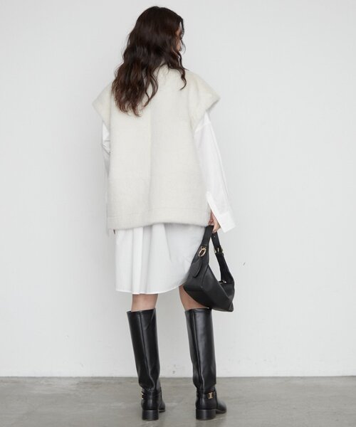 LOUNGEDRESS(ラウンジドレス)の「《2WAYで着こなせる》リバーシブルフェイクムートンジレ(ベスト・レディース・オフホワイト・FREE)」の14枚目の写真