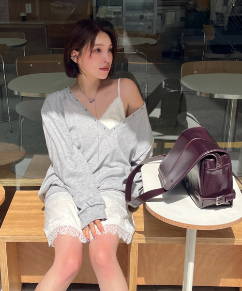 Carlyn(カーリン)の「マーティン H76327010(メッセンジャーバッグ・レディース・ダークベージュ/アイボリー/ブラック/ボルドー・FREE)」の5枚目の写真