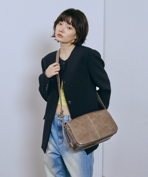Carlyn(カーリン)の「マーティン H76327010(メッセンジャーバッグ・レディース・ダークベージュ/アイボリー/ブラック/ボルドー・FREE)」の11枚目の写真