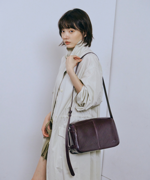 Carlyn(カーリン)の「マーティン H76327010(メッセンジャーバッグ・レディース・ダークベージュ/アイボリー/ブラック/ボルドー・FREE)」の12枚目の写真